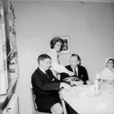 Rumsinteriör, grupp vid bordet. Luciafirande.
Örebro Kexfabrik.