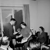 Rumsinteriör, Kexens pensionärer. Personalklubben uppvaktar.
Örebro Kexfabrik.