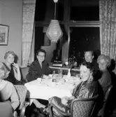 Interiör, släktgrupp vid bordet, födelsedagsfirande.
Sörlings 50 årsdag.