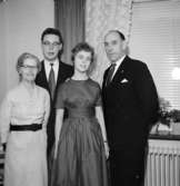 Rumsinteriör, familjegrupp fyra personer.Sörling