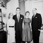 Rumsinteriör, familjegrupp fyra personer.Sörling