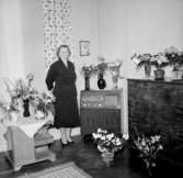 Rumsinteriör, en kvinna.Fru Svea Edwardsson på 50 årsdagen.