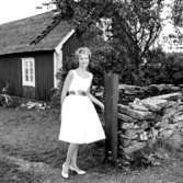 En flicka. Bostadshus i bakgrunden.Marianne på 15 årsdagen.