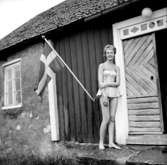 En flicka. Bostadshus i bakgrunden.Marianne på 15 årsdagen.