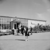 Lekskola, barn och lärare på gården. Byggnad.