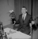 Rumsinteriör, en man. Personalklubben uppvaktar Olle Carlberg.
Örebro Kexfabrik.