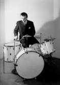 En man med musikinstrument (trummor).
A. Bellman.