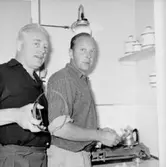 Svensexa, interiör, två män.
Bjudning hos Uddgarn.