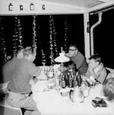 Svensexa, grupp vid bordet.
Bjudning hos Uddgarn.