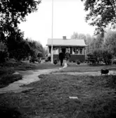 Svensexa.
Bjudning hos Uddgarn.
Envånings bostadshus.