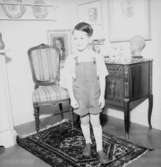 Rumsinteriör, en liten pojke.Beijer