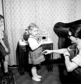 Rumsinteriör, en kvinna och liten flicka.Beijer