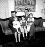 Rumsinteriör, familjegrupp fem personer.Beijer