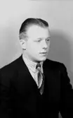 En ung man, bröstbild.Olle Ljunggren