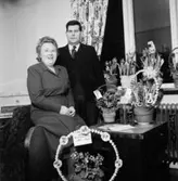 Rumsinteriör, ett par.
Oscar Anderssons 50 årsdag.