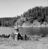 En flicka vid sjön.