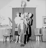 Rumsinteriör, familjegrupp fem personer.