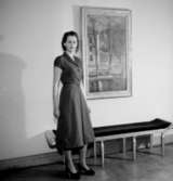 Rumsinteriör, en kvinna.Bertil Sehlin (beställare).