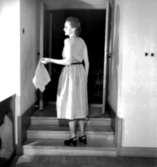 Rumsinteriör, en kvinna.Bertil Sehlin (beställare).