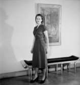 Rumsinteriör, en kvinna.Bertil Sehlin (beställare).