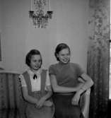 Rumsinteriör, en kvinna och en flicka.Elof Larsson