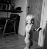 Rumsinteriör, en liten pojke.Åke Andersson