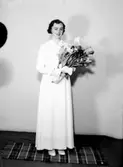 En flicka med blombukett (konfirmand ?).
Gun Andersson