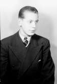 En ung man, bröstbild.Nils Karlsson