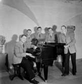 Wallstedts orkester, fem män vid pianot.