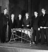 Brandells orkester, sex män med musikinstrument.