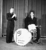 Brandells orkester, två män med musikinstrument.