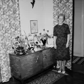 Rumsinteriör, en kvinna på födelsedagen.