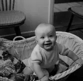 Rumsinteriör, en baby.
Patrik