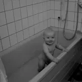En baby i badkaret.
Patrik