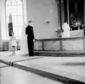 Interiör av Stora Mellösa kyrka, brudpar, en präst och en flicka.
Ragges bröllop.