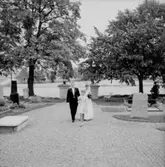 Brudpar och en flicka.
Ragges bröllop i Stora Mellösa kyrka.