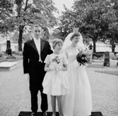 Brudpar och en flicka.
Ragges bröllop i Stora Mellösa kyrka.