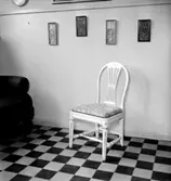 Antikboden, interiör, en stol.