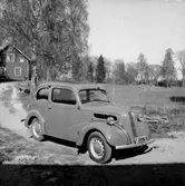 Personbil. Bostadshus till vänster på bilden.Allmotor AB.