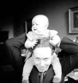 Rumsinteriör, en man och en liten flicka.Familjen Luleå