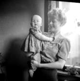 Rumsinteriör, en kvinna och en liten flicka.Familjen Luleå