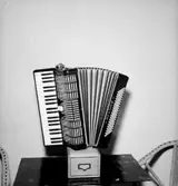 Musikinstrument: dragspel.
Skandia