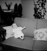 Rumsinteriör, en baby i soffan.Nelvin