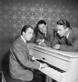 Glada Potpuriet, tre män vid pianot.