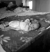 Rumsinteriör, en baby.
Moritz