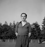 En fotbollsspelare.
Karlslunds Idrottsförening (K.I.F.).