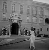 En kvinna.Trevånings byggnad i bakgrunden.Italien