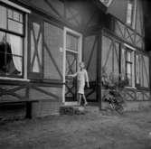 En kvinna. Bostadshus.Italien