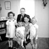 Rumsinteriör, familjegrupp fem personer.Fors