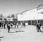 Skolbyggnad, lekande barn på skolgården.
Baronbackarna, Örebro.
Arkitekt Alm
Ekholm & White